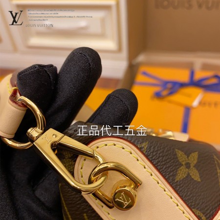 M43587 肩帶扣件與接點細節 M43587 金色肩帶扣件與皮革接點近拍