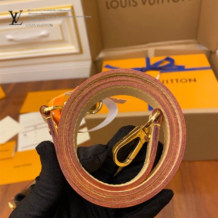 M43587 肩帶與金色連接件 M43587 棕色肩帶捲放與金色連接件細節