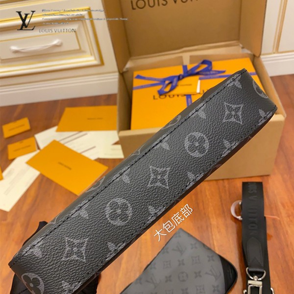 M69443 郵差包背面與肩帶細節
