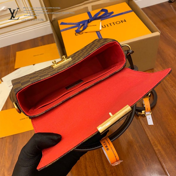 N53000 翻蓋開口與內部 N53000 翻蓋郵差包紅色內裡與扁平袋