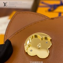 M55952 LV正品級女士郵差包 皮料是正品代工廠意大利A級皮料 所謂的特級正品．是在於品質五金面料手工油邊線A級出品細節品質管控，專業QC把控質量 整套包裝正品統壹 配圖上的全套包裝尺寸23x15x8CM